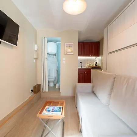 With Garden Centre Apartman Cannes
